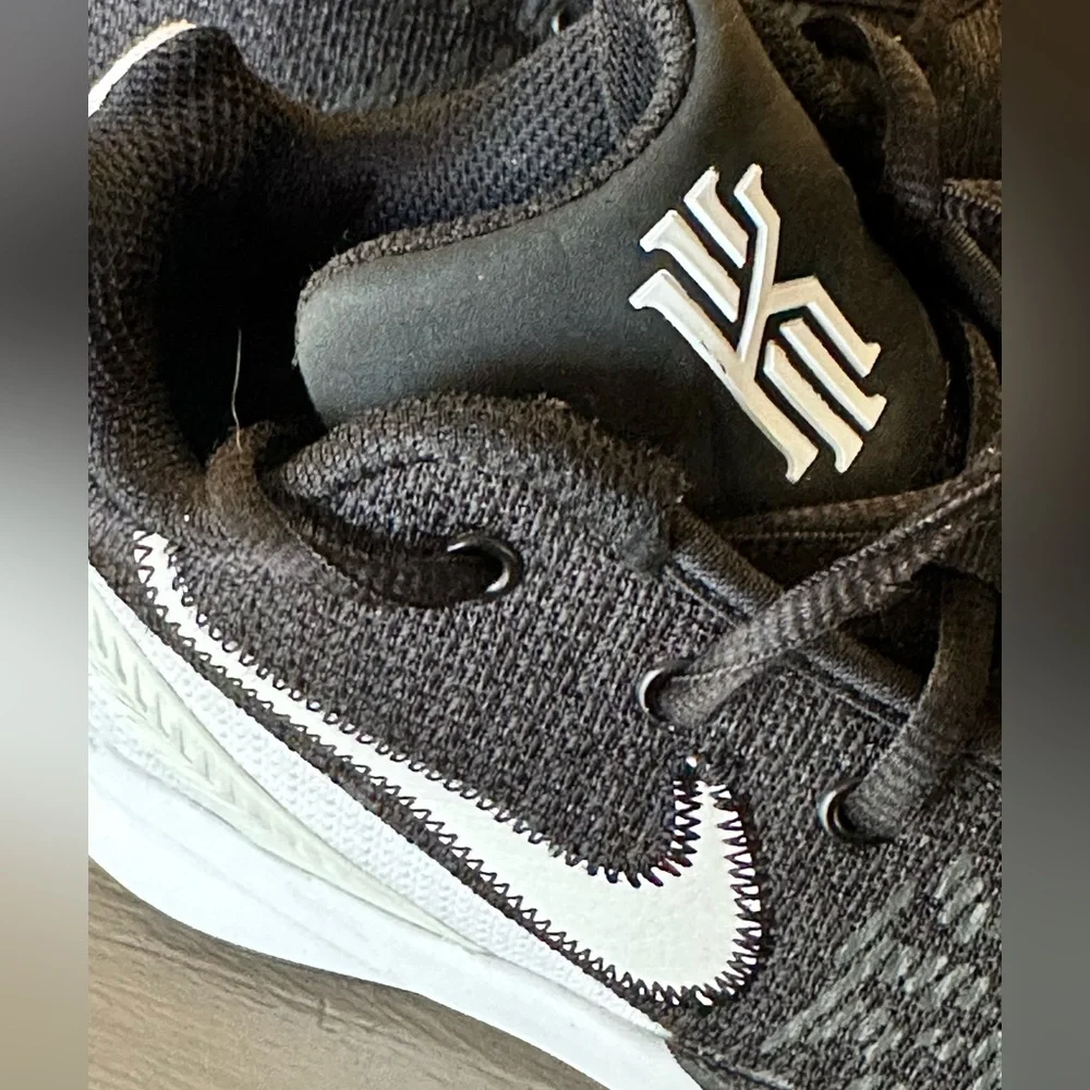 Nike Kyrie Flytrap 2 GS Black White Basketball Shoes AQ3412-001 4.5Y / Womens 6